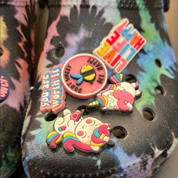 Crocs Classic Tie Dye with Jibbitzs Size J2 - Picture 3 of 8